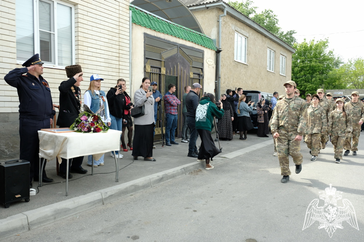 В Дагестане Росгвардия провела персональный парад для Героя России – ветерана Великой Отечественной войны