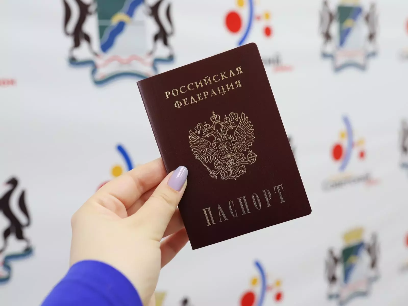 Акция вручения первого паспорта «Гражданин России» для ребят, достигших 14-летнего возраста, состоялась в администрации Советского района в среду, 14 мая.