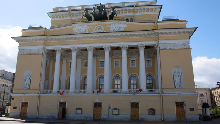 Звёзды Петербурга соберутся вместе для помощи одной из старейших школ