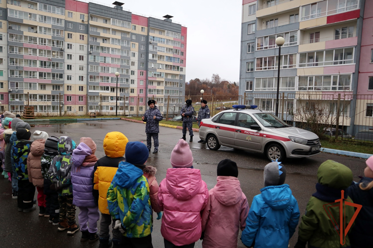 Юные жители Томской области познакомились с деятельностью Росгвардии 