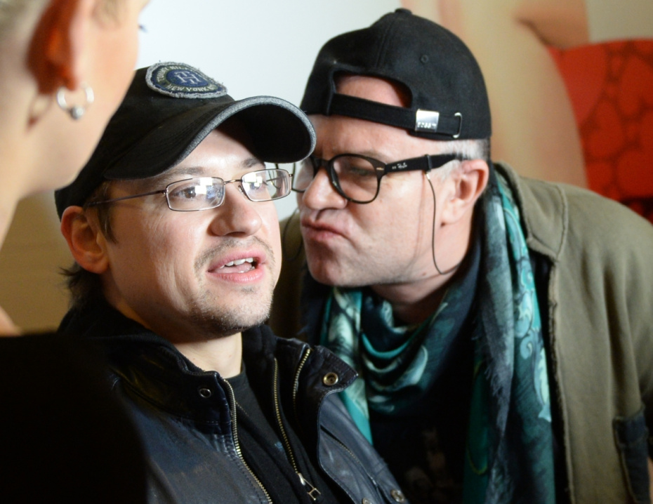 Андрей Гайдулян (слева) и Алексей Климушкин во время премьеры фильма «С 8 Марта, мужчины!» в кинотеатре «Октябрь» в Москве