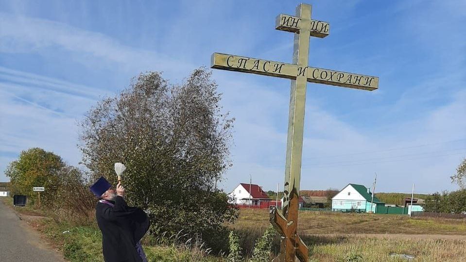 В Мордовии освятили поклонный крест на въезде в село
