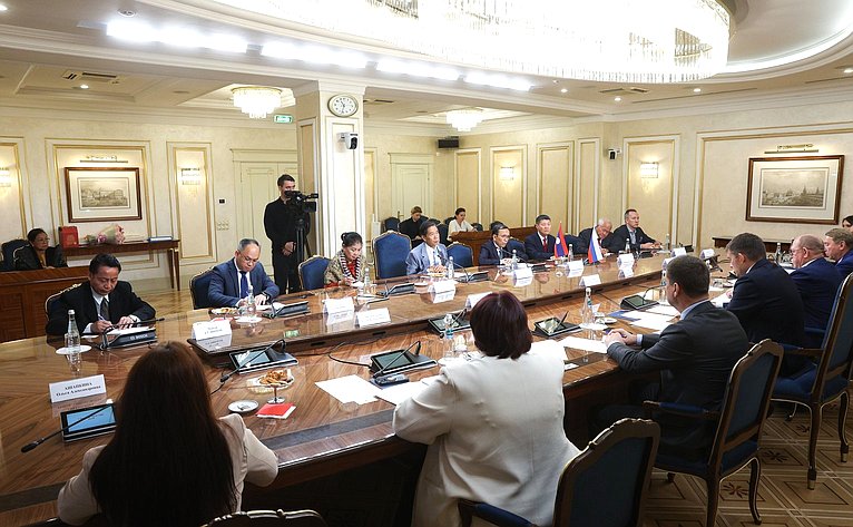 Встреча Николая Журавлева с членом Политбюро Народно-революционной партии Лаоса, Председателем Центрального комитета Лаосского фронта национального развития