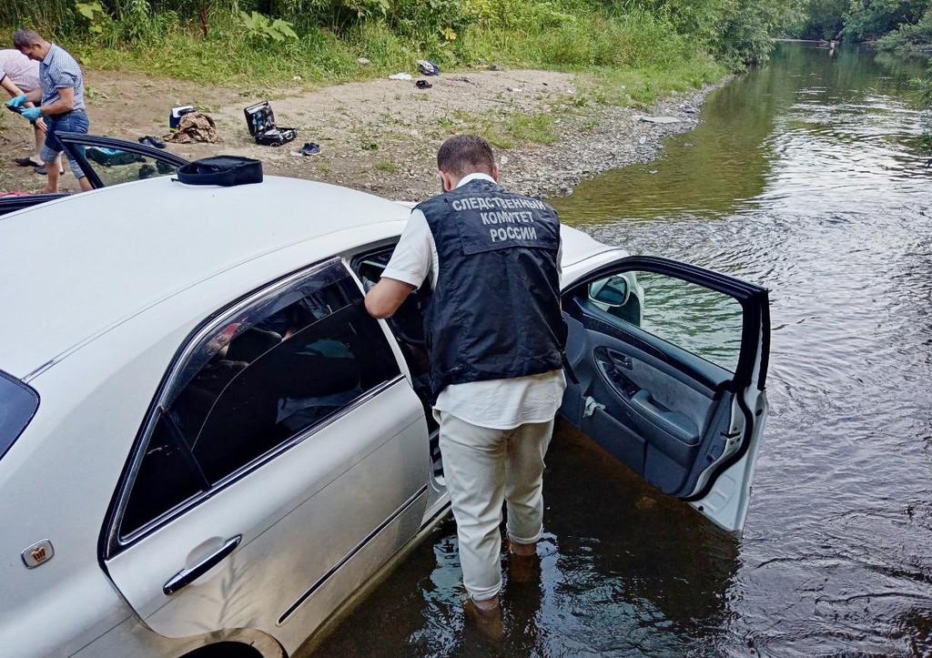 В Южно-Сахалинске нашли автомобиль с погибшими мужчиной и женщиной