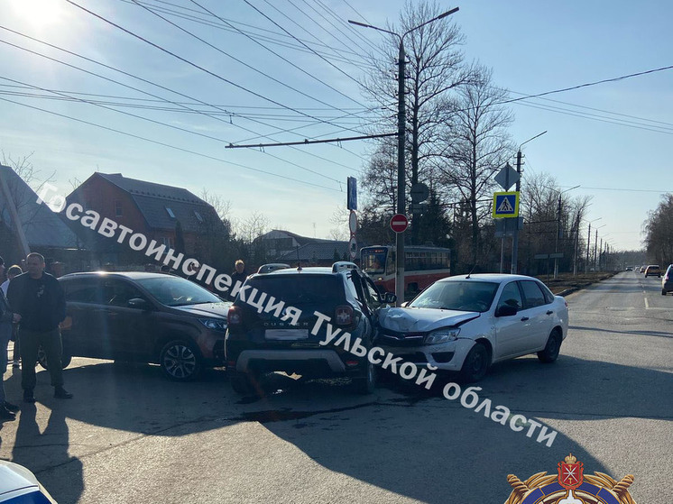 Туляк на Renault нарушил правила и устроил тройное ДТП с пострадавшим