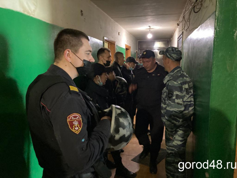 Полицейский напал на дворника. Ограбление на улице. Кража в липецке. Нападение на липецкую область сегодня. Нападение на липецкую область сегодня.