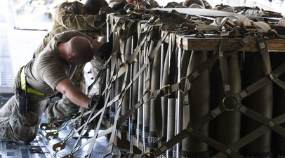 Погрузка американских боеприпасов калибра 155 мм для последующей отправки на Украину