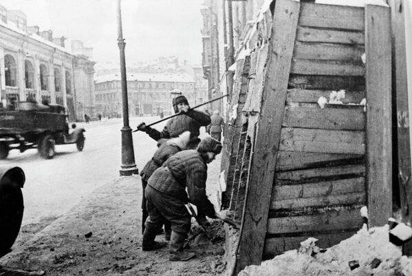 Жители города снимают защитные укрытия с домов на Садовой улице. - Sputnik Абхазия