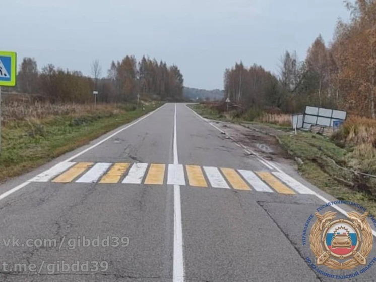 В Краснознаменском районе иномарка врезалась в остановку и травмировала девушек