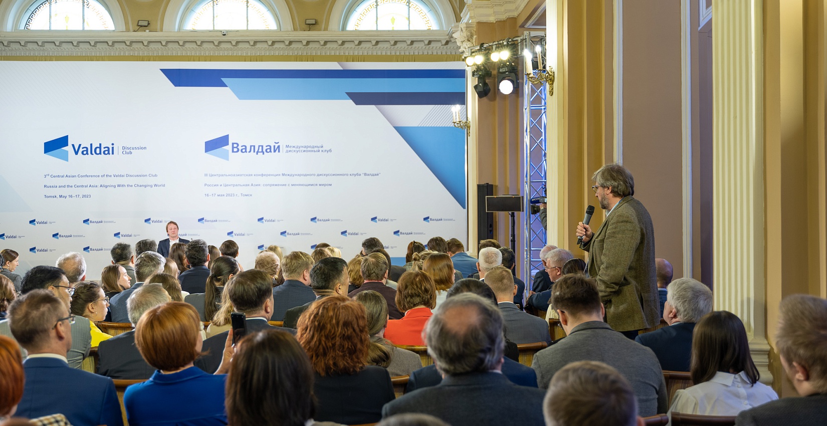 академии wellness consulting 2022. стрелков на пресс-конференции. клуб рассерженных патриотов. пресс конференция. новосиб экспо конференц зал.