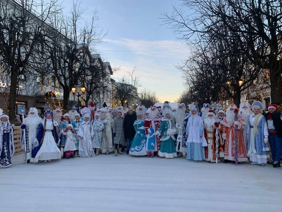 Дедушки Морозы открыли каток в Гатчине