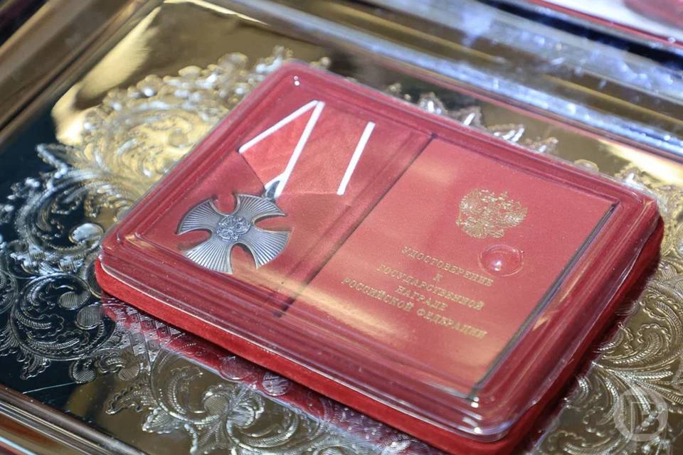 Двум семьям в Волгоградской области передали ордена Мужества