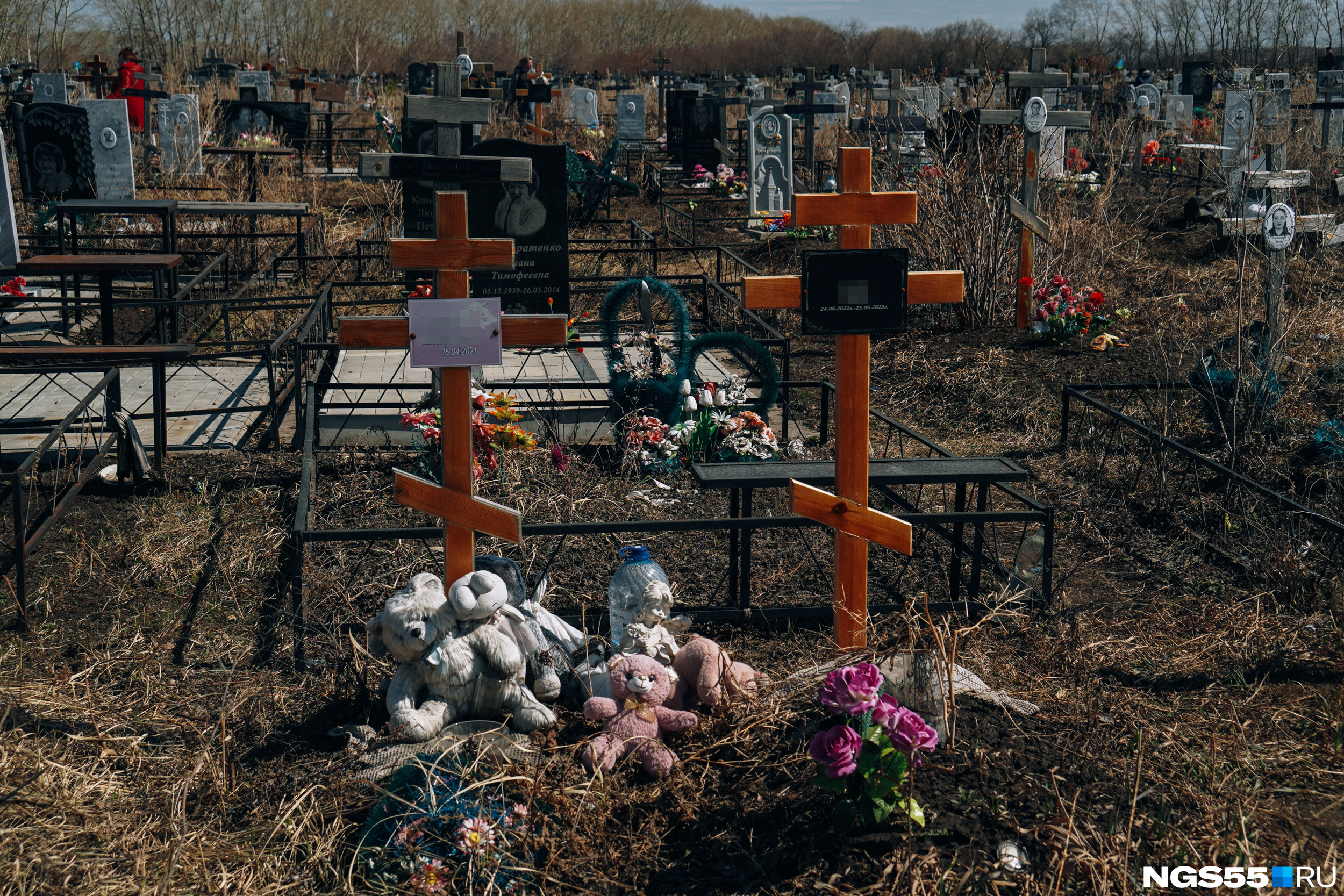 Навещают умерших. Кладбище детей. Восточное кладбище. Детский кладбищи. Пропали могилы близких.