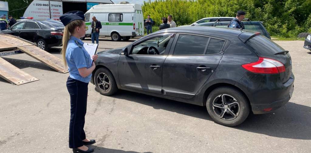 В Курской области судебные приставы арестовали 11 автомобилей должников