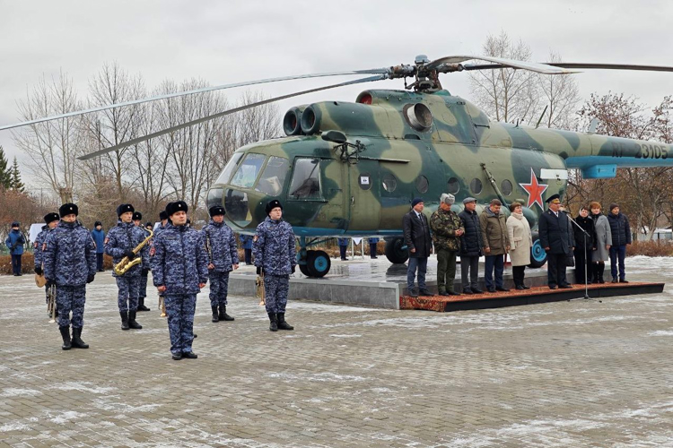 В Чебоксарах росгвардейцы приняли участие в открытии Аллеи Героев