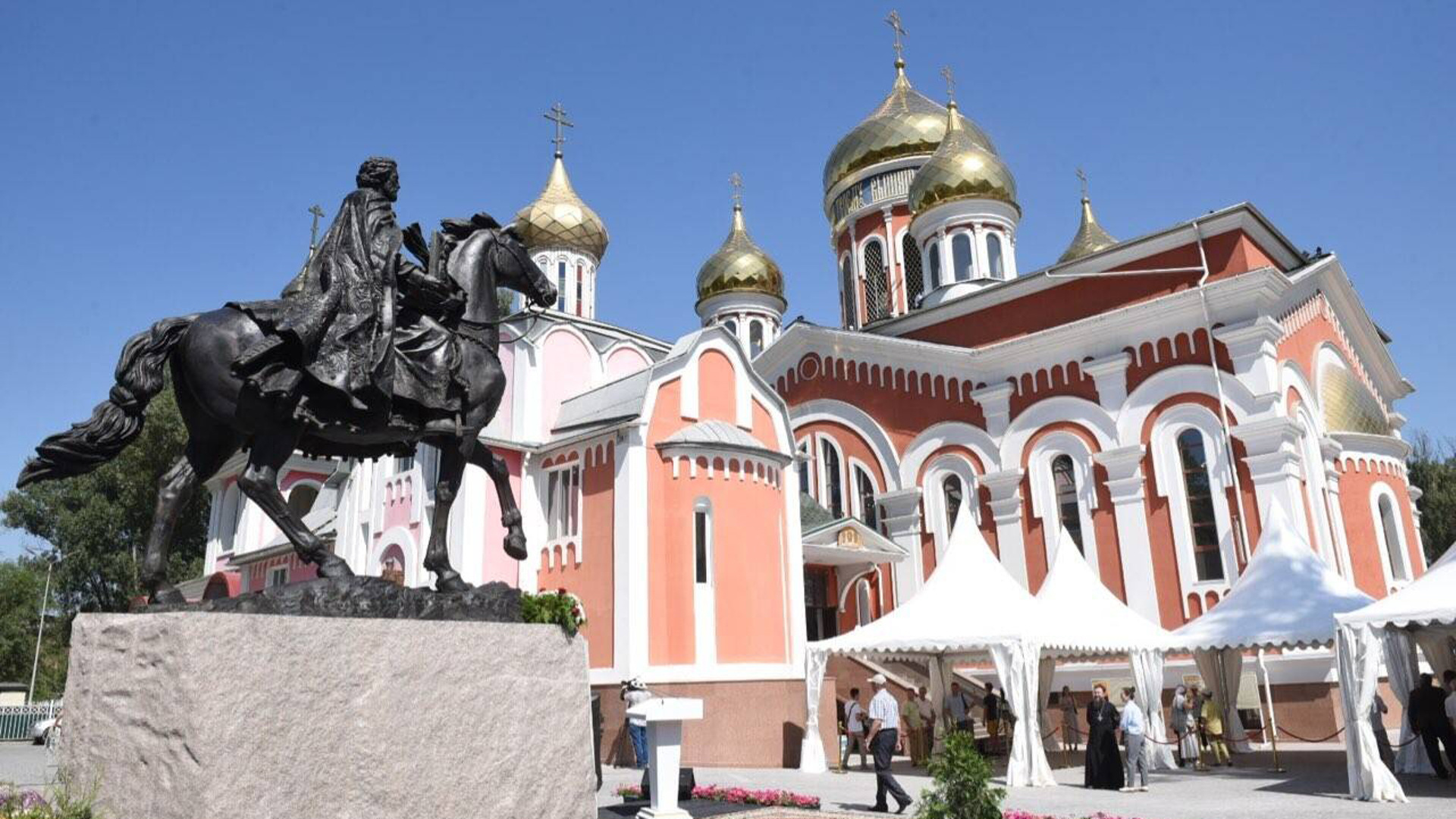 памятник александру невскому в москве