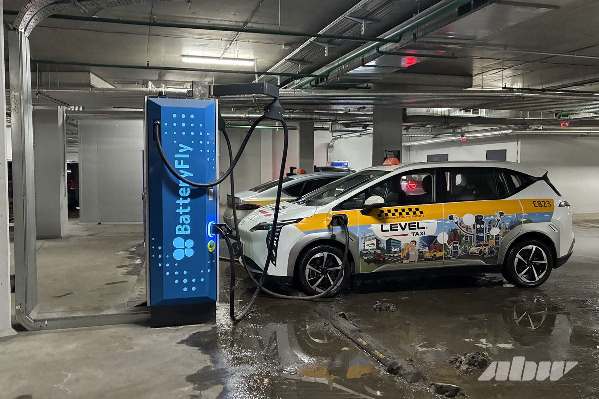 Таксисты занимают все зарядки? Что происходит на электрозаправках днем