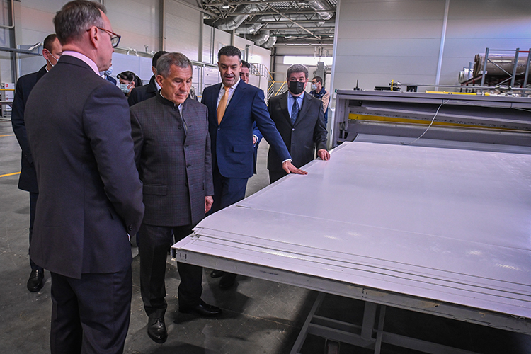 В октябре 2021 года раис Татарстана Рустам Минниханов принял участие в запуске производства сэндвич-панелей на территории ОЭЗ «Алабуга»