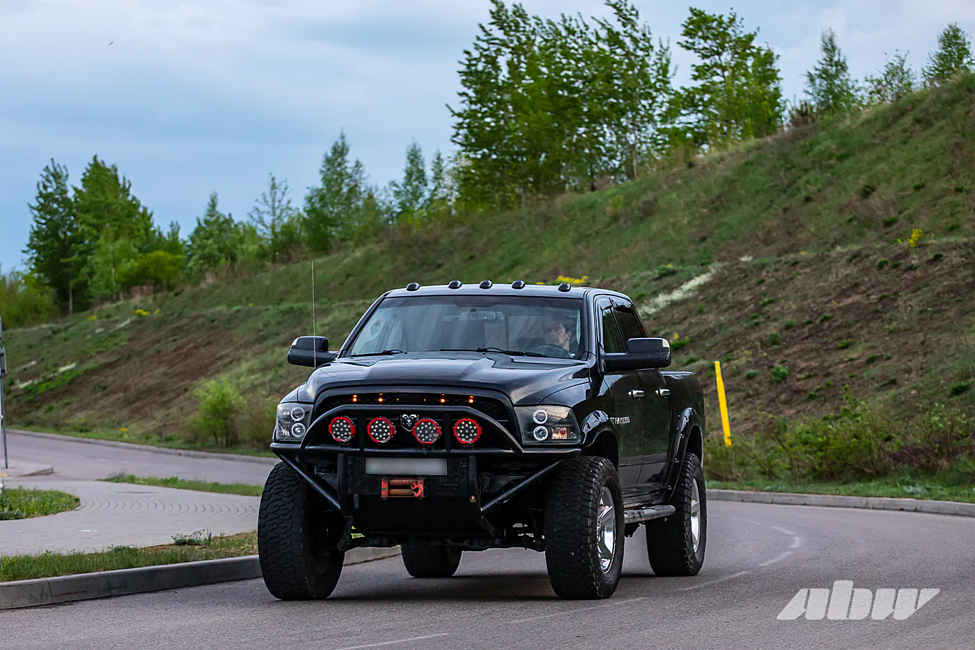 Очень крутой рейнджер: возвышаемся над потоком на Dodge Ram V8