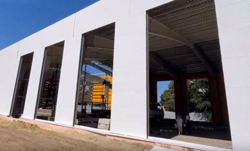 Alucobond фасад. Новый спорткомплекс в губкинском. Облицовка фасада алюпаном. Валуйки дом культуры. Alucobond фасад.