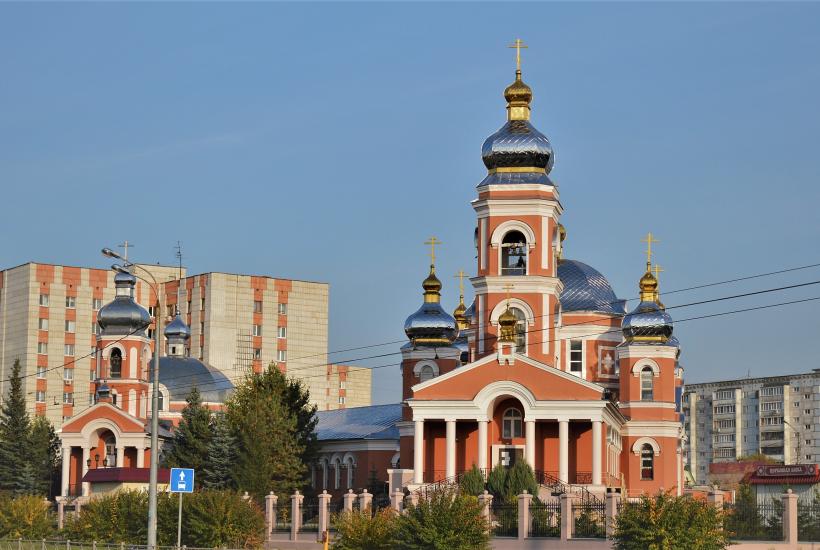 Казань. Церковь преподобного Серафима Саровского (справа) и церковь иконы Божией Матери Умиление.