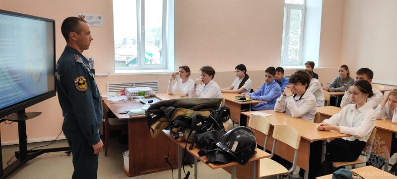Как не попасть в беду: сотрудники МЧС России рассказывают о правилах безопасности