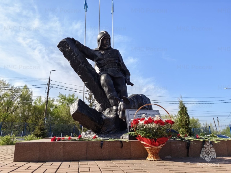 В День памяти сотрудников, погибших при исполнении служебного долга, традиционно почтили ульяновских огнеборцев