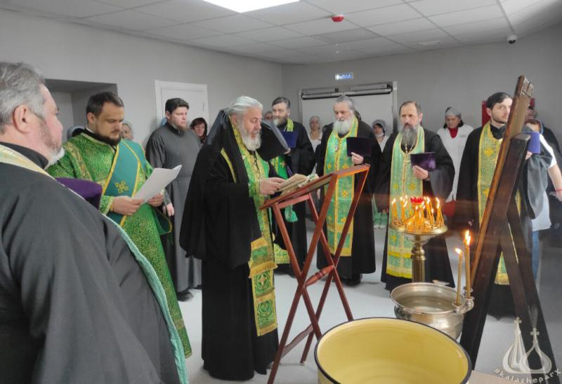 В Волжском священники окропили помещения горбольницы №1 святой водой