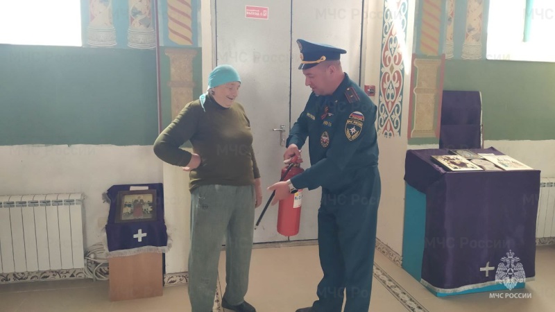 Сотрудники МЧС России проверяют храмы перед Пасхой