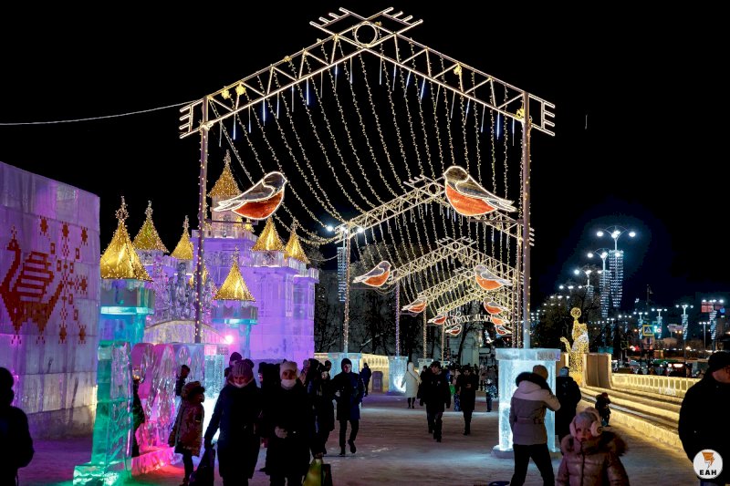 ледовый городок екатеринбург 2024. городок на площади 1905 екатеринбург 2023. ледяной городок в екатеринбурге 2022. площадь 1905 года екатеринбург ледовый городок 2022. площадь 1905 года екатеринбург новый год 2022.
