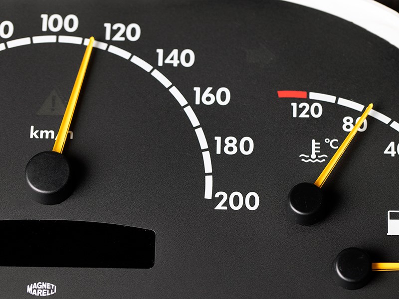 Китайское правительство планирует ограничить разгон до “сотни” автомобилей