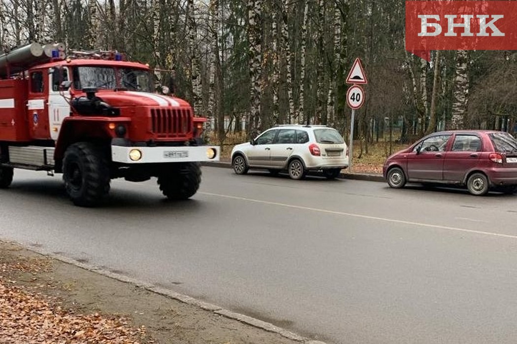 К общежитию в Сыктывкаре вызвали пожарных