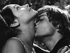 Исполнители главных ролей в фильме «Ромео и Джульетта» 1968 года подали иск о сексуальной эксплуатации из-за постельных сцен