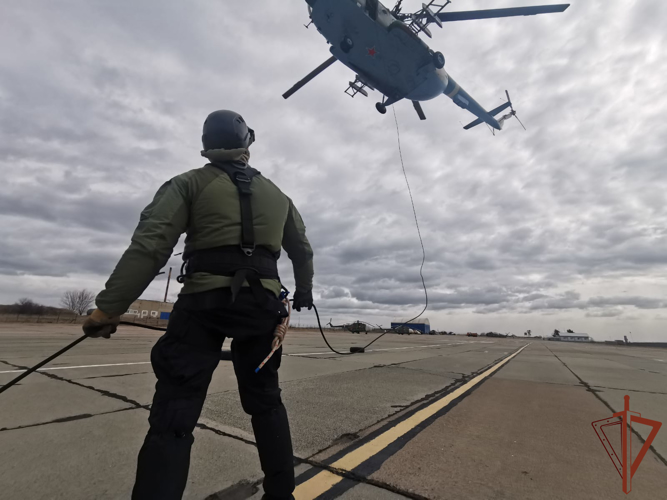 Сбор с выпускающими при проведении беспарашютного десантирования из вертолета завершился в Приангарье 