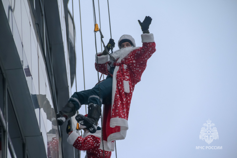 Петербургские спасатели подарили новогоднее настроение детям, которые встретят Новый год вне дома