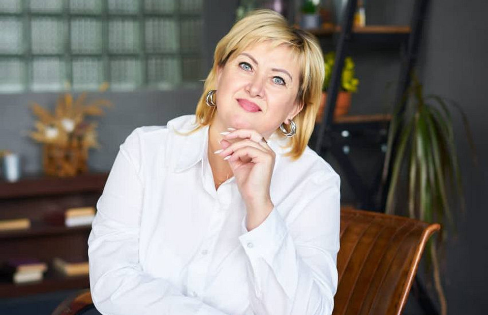 роза фарон. пожилая женщина в офисе. немолодая женщина. красивые пожилые женщины. жизнь после 50 лет для женщин.