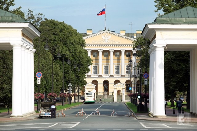 Здание Смольного, администрация Петербурга.