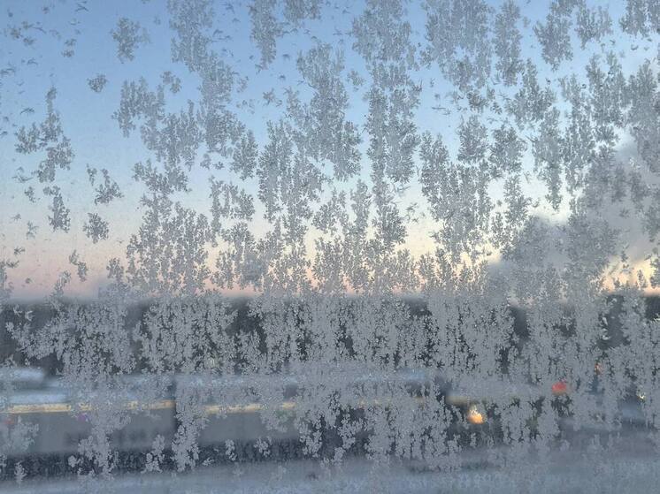 Коммунальщики Зеленоградска в особом режиме борются с аномальными морозами