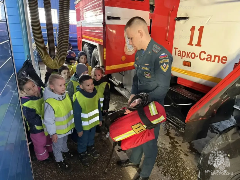 Сотрудники 11 пожарно-спасательной части города Тарко-Сале провели необычную экскурсию для воспитанников