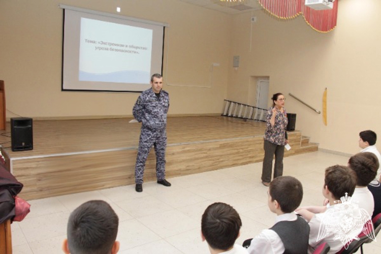 В Ставрополе росгвардейцы провели для гимназистов профилактическое занятие