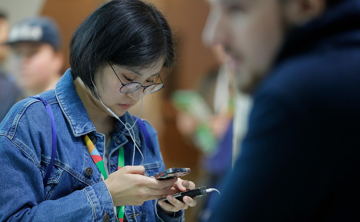 Сети иностранец. Сбой в соцсетях новости. Человек за компьютером. Сбой в соцсетях. Коммуникация с иностранцами.