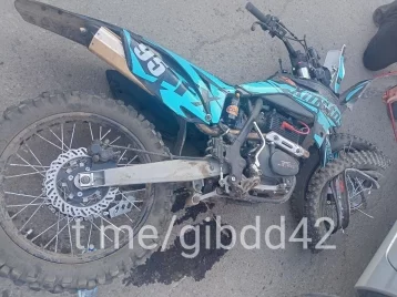 Фото: Двое подростков доставлены в больницу: в ГИБДД рассказали подробности столкновения мотоцикла и автомобиля в Кузбассе 1