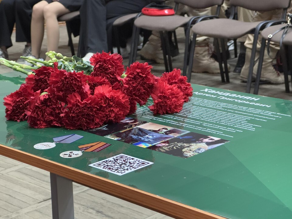 Именную парту участника СВО Артема Ханданяна открыли в Балашихе, фото 1