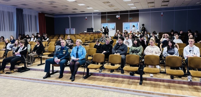 Сотрудники МЧС России проводят профориентационные встречи со школьниками и студентами в рамках «Разговоров о важном»