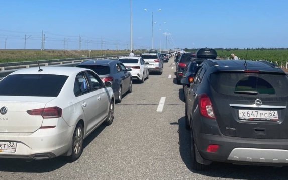В очереди перед Крымским мостом скопилось 350 автомобилей