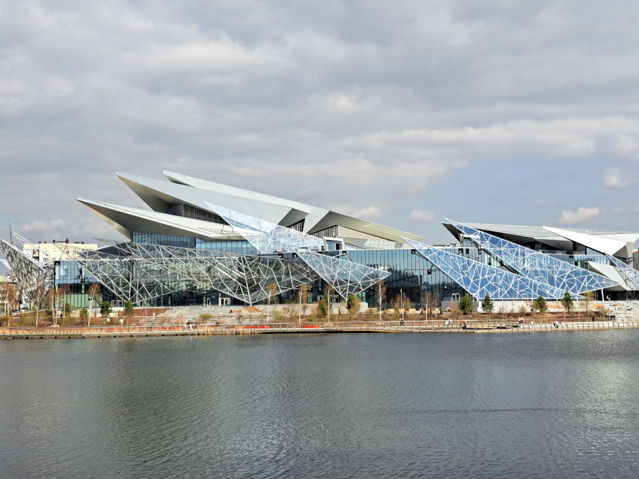 Новое здание Татарского драматического академического театра Г. Камала – совместный проект архитектурных бюро Wowhaus (Россия) и Kengo Kuma & Associates (Япония). 