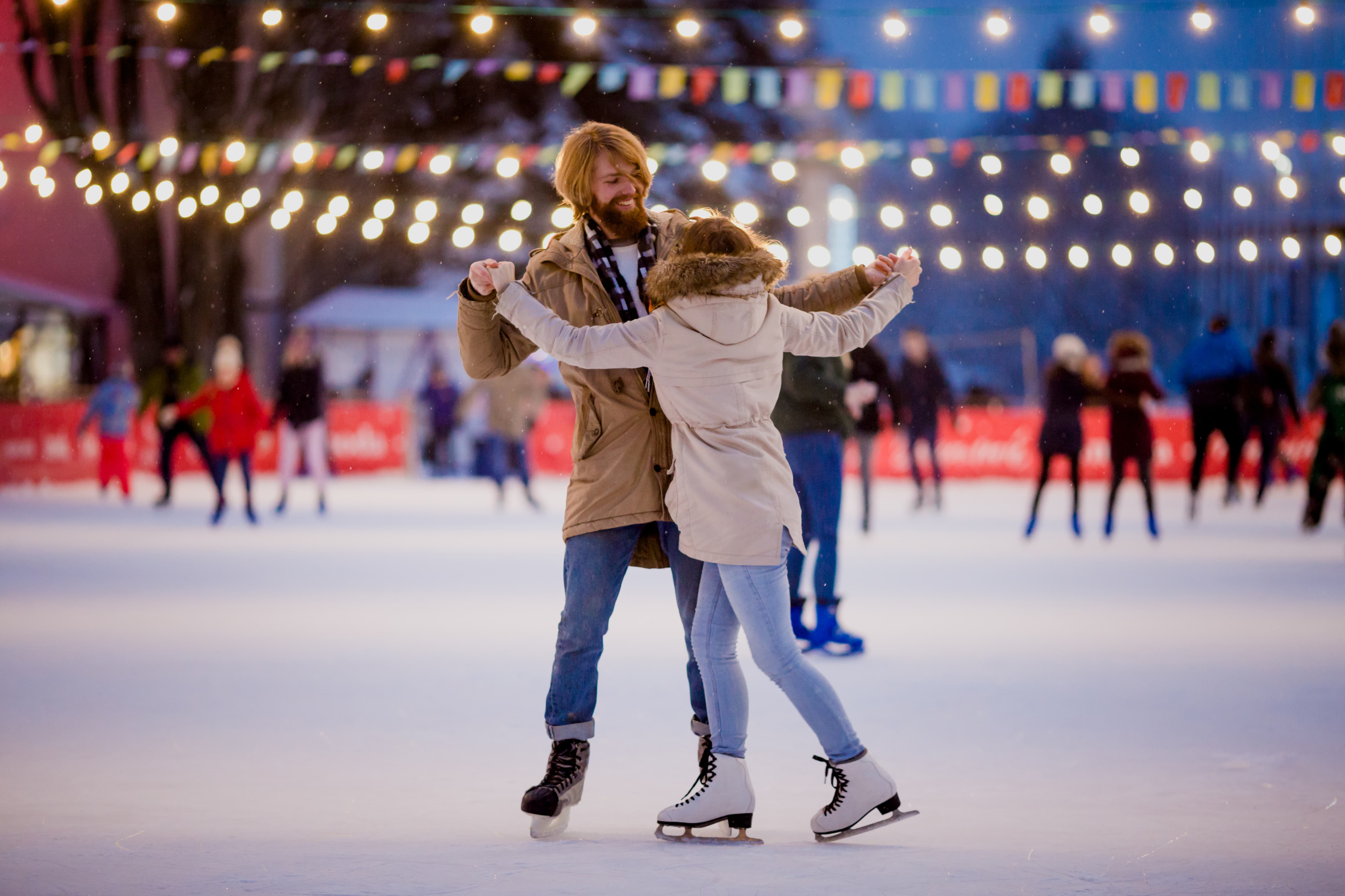 Ice skating. Новогодний Питер каток. Катание на коньках. Люди на катке. Каток коньки.