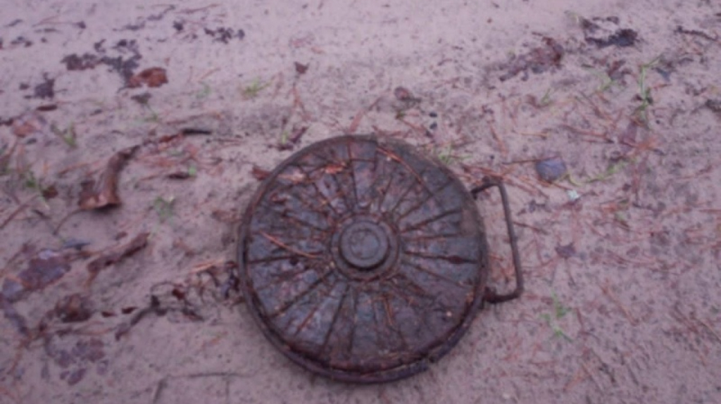 В Карачевском районе обнаружена противотанковая мина времен войны