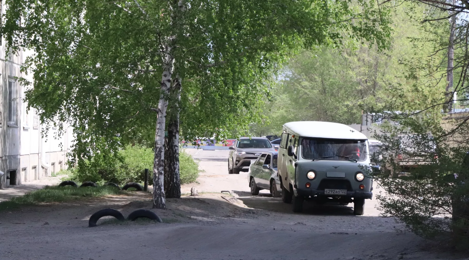 Двор бийских пятиэтажек превратился в настоящую дорогу. 