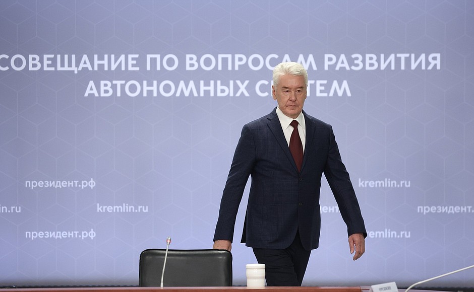 Мэр Москвы Сергей Собянин перед началом совещания по вопросам развития автономных систем.